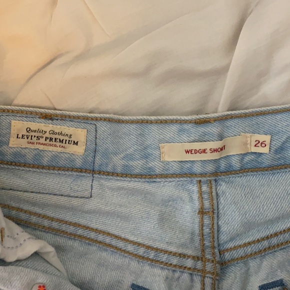 Levi’s Wedgie High Waisted Short - Picture 3 of 3